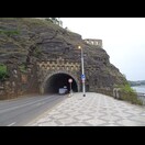 Der Vyšehrader Tunnel durch den Felsen mit der Prager Hochburg (Vyšehrad)